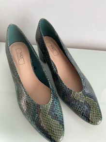 BNWT Green Snake Skin Effect, size 6