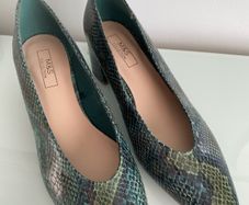 BNWT Green Snake Skin Effect, size 6