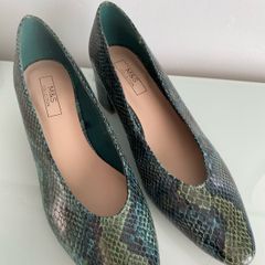 BNWT Green Snake Skin Effect, size 6