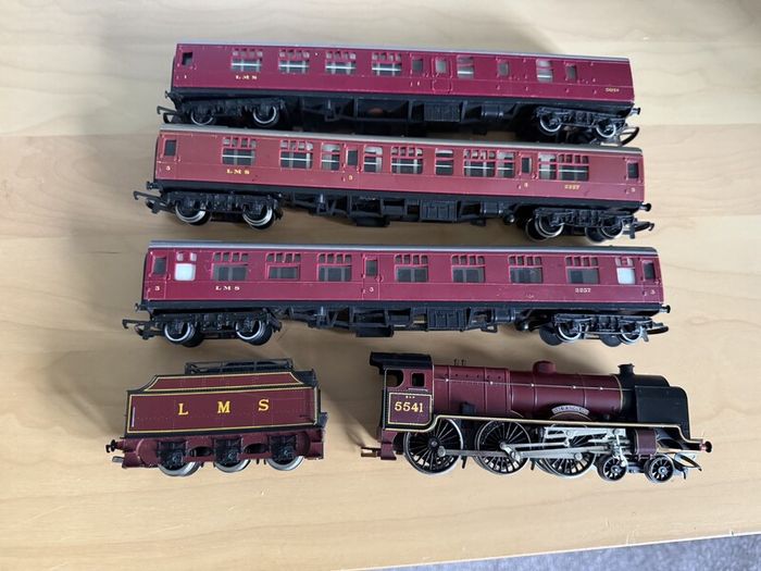 Hornby LMS Locomotive & 3 Carriages