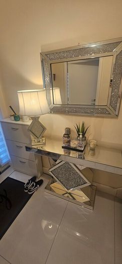 Luxury Crushed Diamond & Mirrored 3-Piece Entryway Set (Console Table, Mirror, Lamp Quick sale