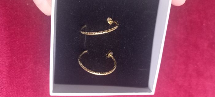 Vintage jewelry is sold individually for 5 to 10 euros