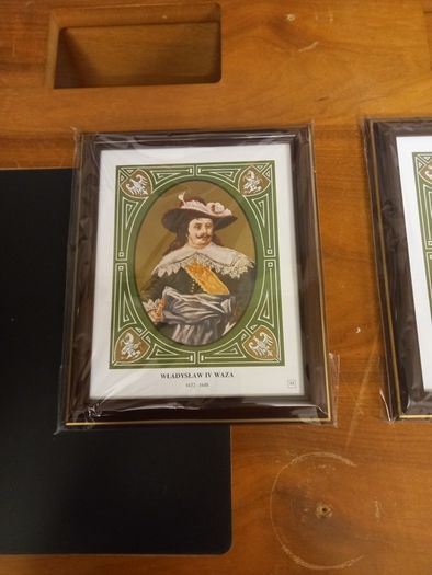 polish pictures in frames with glass