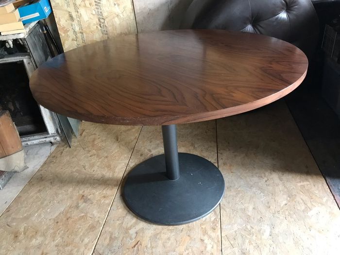 round dining table