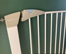 Baby safety gate