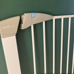 Baby safety gate
