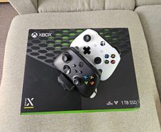 Xbox Series X 1TB + 2 Controllers + Charging Dock + Original Box