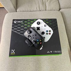Xbox Series X 1TB + 2 Controllers + Charging Dock + Original Box