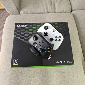 Xbox Series X 1TB + 2 Controllers + Charging Dock + Original Box