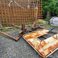 Bale lifters