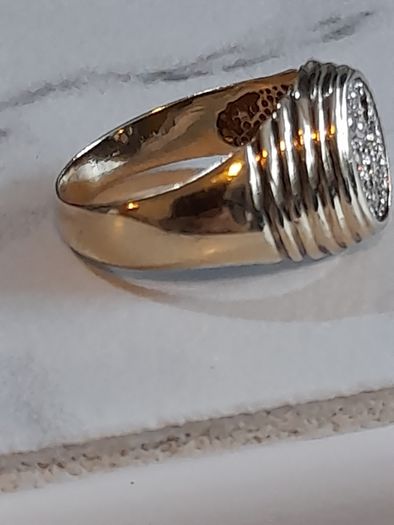 9ct gold ring With cluster diamonds hallmarked 375