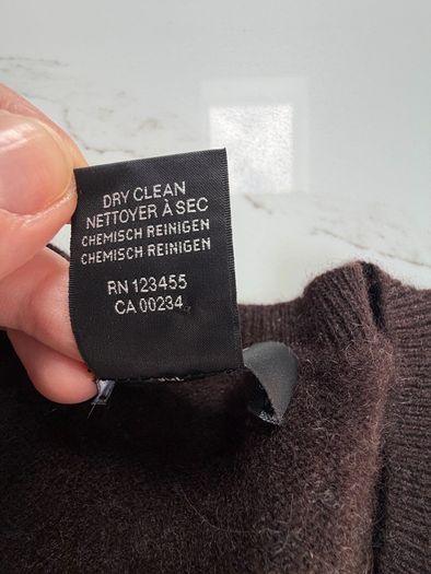 100% cashmere V-neck size S