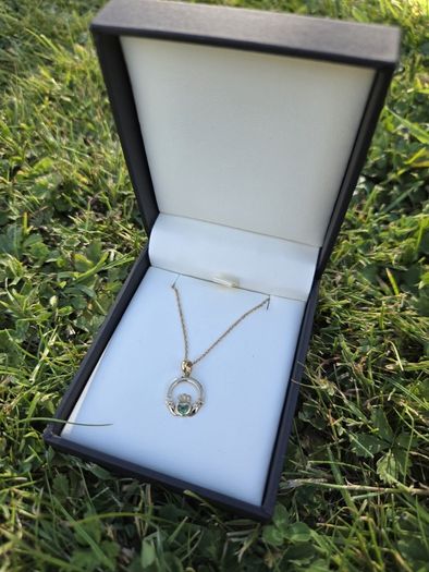 9ct Yellow Gold Claddagh Pendant & Chain