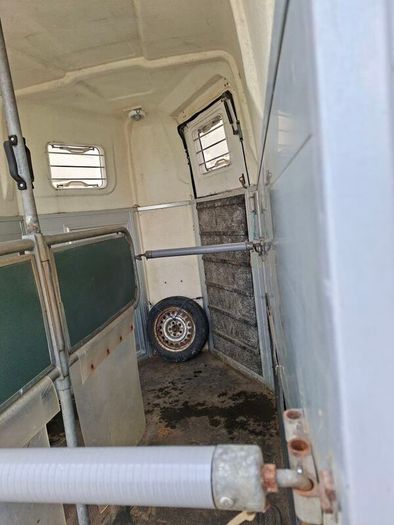 Double horsebox with front ramp for sale