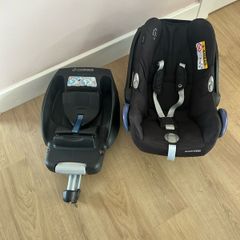 Maxi Cosi car seat and 2 bases.