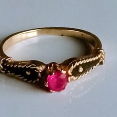 Vintage gold ruby ring size J1/2