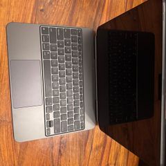 M4 iPad Pro 13 - 256GB - Cellular - Magic Keyboard