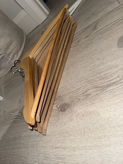 18 Clothes Hangers 15 Wooden + 3 Plastic