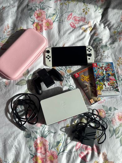 Nintendo Switch OLED White + 2 games