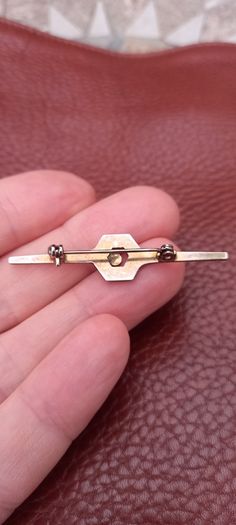 Vintage jewelry is sold individually for 5 to 10 euros