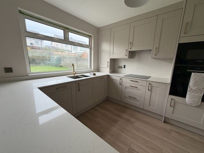 Carpenter Handyman kitchen fitter Flat pack specialist