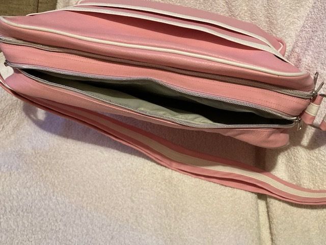 15'' Laptop bag. L 38cm x W 10cm x H 29cm. New. Pink