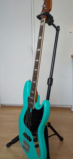 Sire Jazz Bass + Accessories