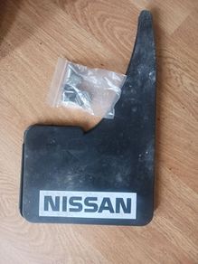Nissan mud flaos