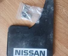 Nissan mud flaos
