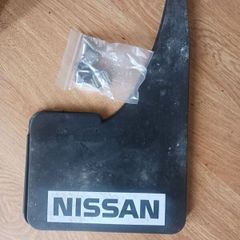 Nissan mud flaos