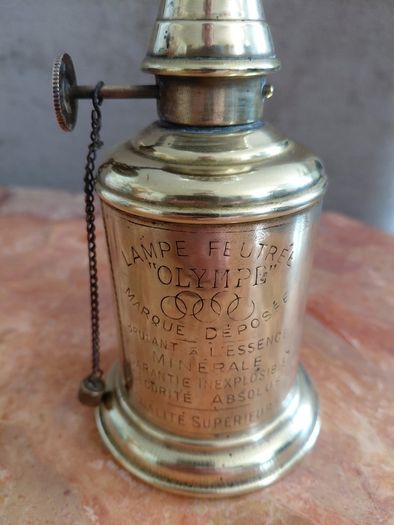 vintage petit French pigeon oil lamp