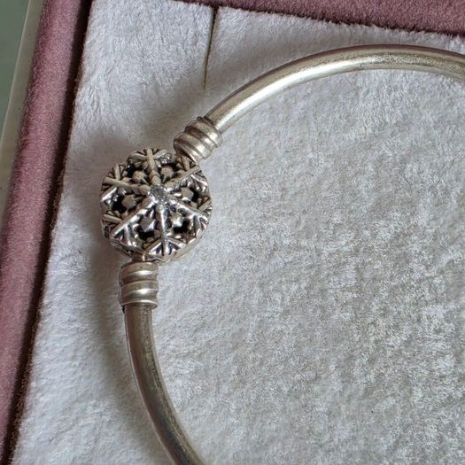 Pandora moments bangle sparkly snowflake claps in good condition small size