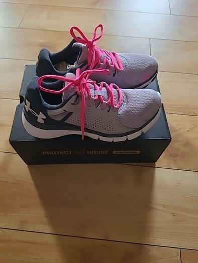 Ladies Under Armour Trainers Size 3.5 NEW in box