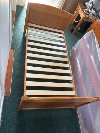 Kid's bed (also cot)