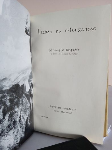 Leabhar na n-iongantas by Richard Haliburton. Translated by Padraig O' Moghrain (HQ153)