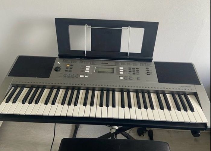 Yamaha Psr E353 digital keyboard with stand