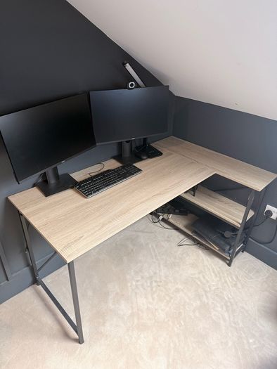 Corner desk