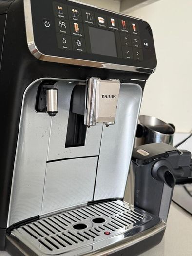 Philips Series 5500 LatteGo Fully Automatic Coffee Machine (EP5546/70) - Mint Condition