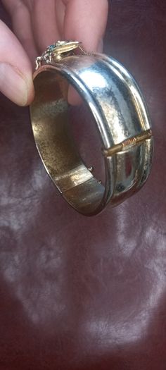 Vintage jewelry is sold individually for 5 to 10 euros