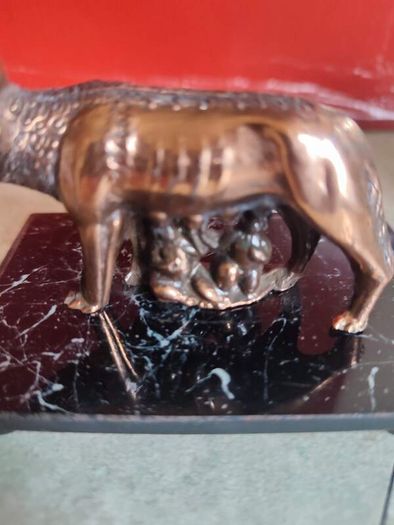 Reproduction of the Capitoline she-wolf Romulus and Remus Sculpture - from the legend of the foundation of Rome - Copper - Mid-Century Modern
