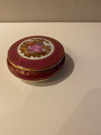 Limoges pretty vintage porcelain trinket box