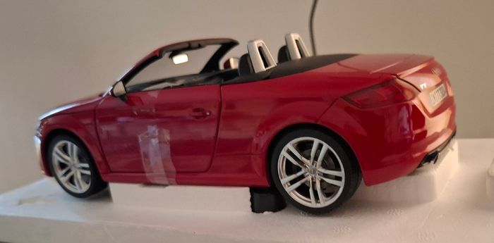 AUDI TT Roadster 2014 - Minichamps Dealer Edition 1/18 New In Box