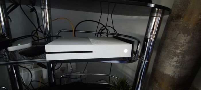 Xbox One S 500GB Bundle  : 2 Controllers + HyperX Headset + Shadow of the Tomb Raider