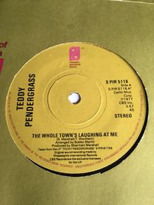 7 inch Vinyl single - Teddy Pendergrass - The whole Town's laughing at me