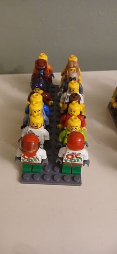 Lego minifigures and accessories