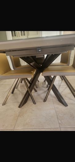 Dining Table (extendable) & 6 Chairs