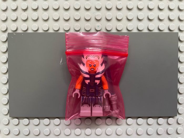 lego Star Wars sw1096 Ahsoka Tano (Adult) minifigure- Dark Blue Jumpsuit