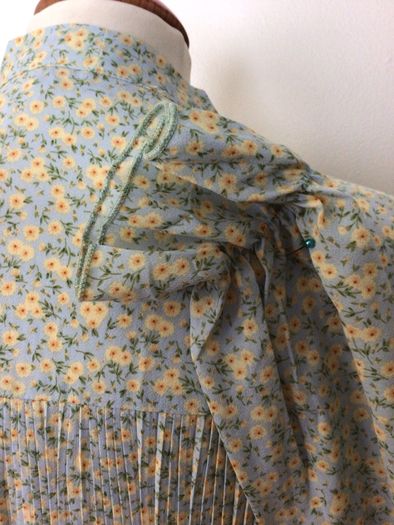 Green & Yellow ditzy floral print micro pleated long sleeve midi dress size M 12/14 includes post