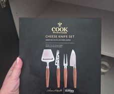 Cheese knife set