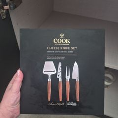 Cheese knife set